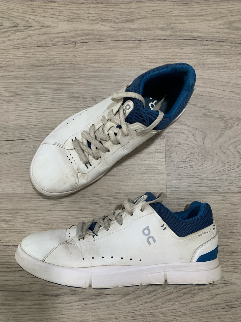 On Running Roger tennis shoes Men’s Low-Top Sneakers 9.5